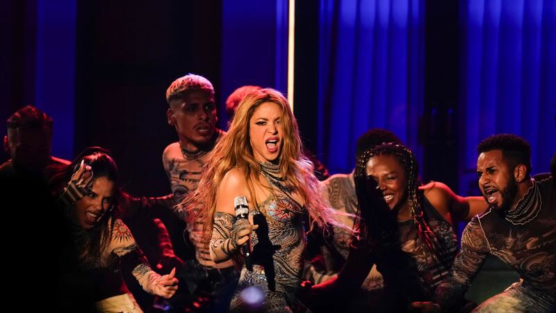 Shakira durante su presentación en la 24a entrega anual del Latin Grammy en Sevilla, España,...