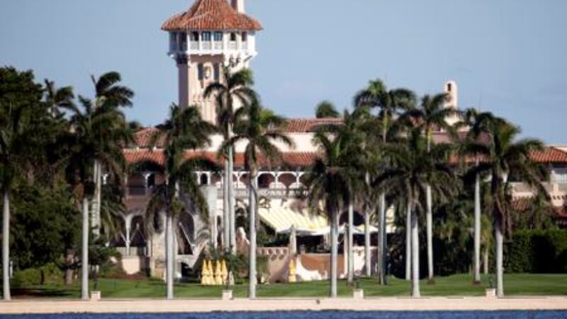 Mar-a-lago, la finca de Trump en Florida, fue allanada por el FBI, dijo el expresidente.