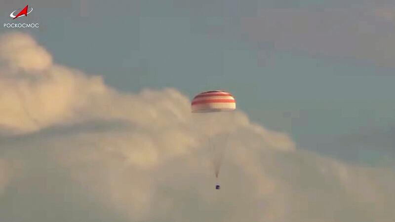 En esta imagen tomada de un video publicado por la corporación espacial Roscosmos, una cápsula...