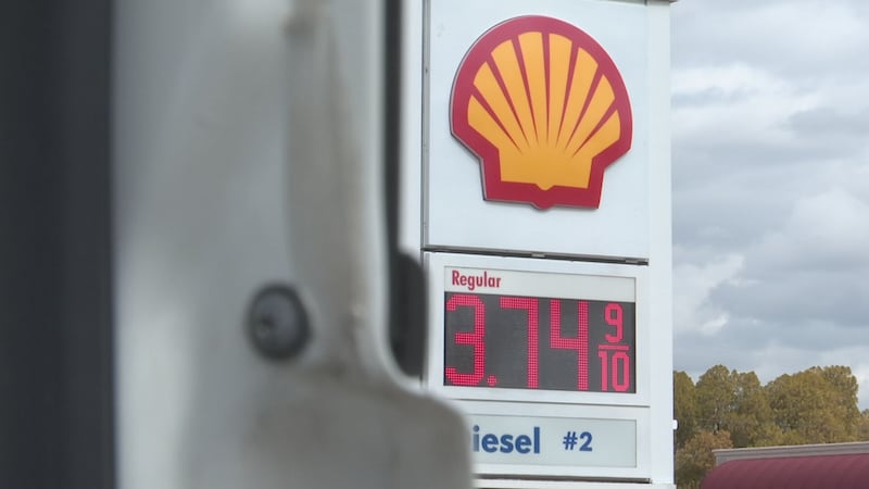 Según GasBuddy, el precio promedio de la gasolina ahora es de $3.52 por galón, un aumento de...