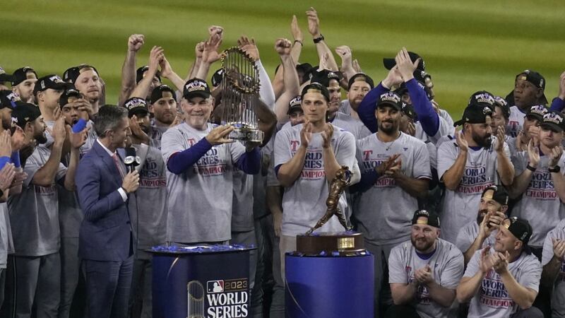 Los Texas Rangers levantan el trofeo tras ganar las Series Mundiales de 2023.