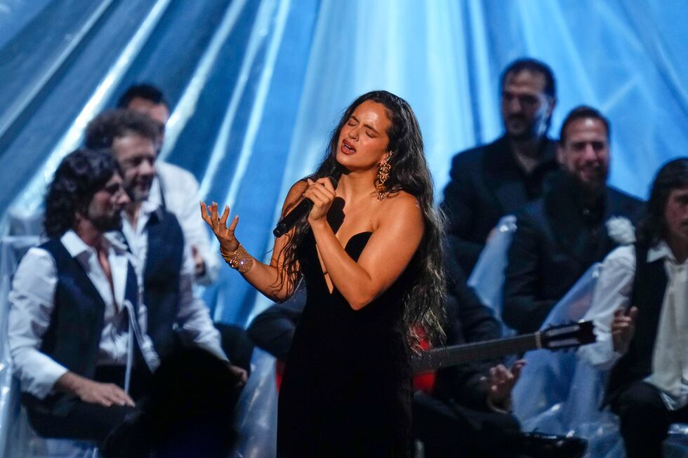Rosalia durante su presentación en la 24a entrega anual del Latin Grammy en Sevilla, España,...