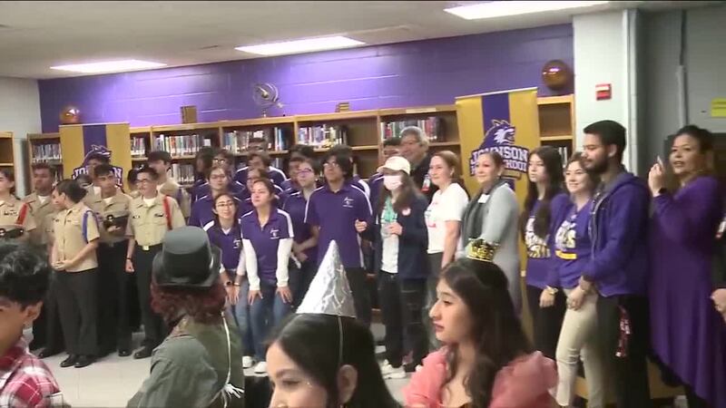 Gran Bienvenida que le Dieron a la Boxeadora Olímpica Jennifer Lozano en LBJ High School