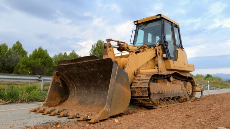 La policía dijo que un niño de 7 años murió accidentalmente por una excavadora en Michigan.
